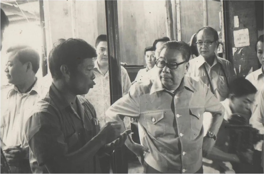 第二代孫忠和先生與前總統蔣經國先生於太平製茶工廠合影